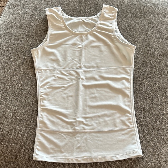 Tops - White Fitted Sleeveless Tank Top size M?